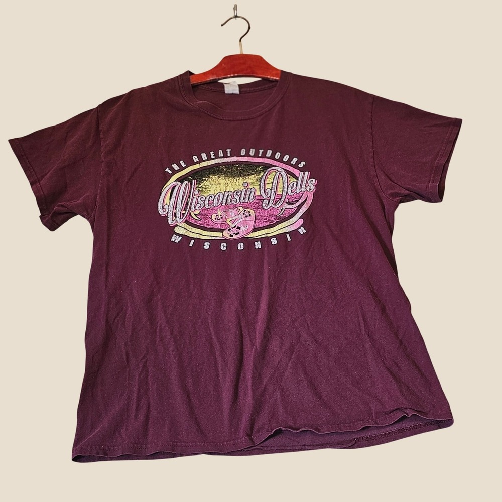 Gildan Wisconsin Dells The Great Outdoors Graphic T-Shirt Maroon Women L